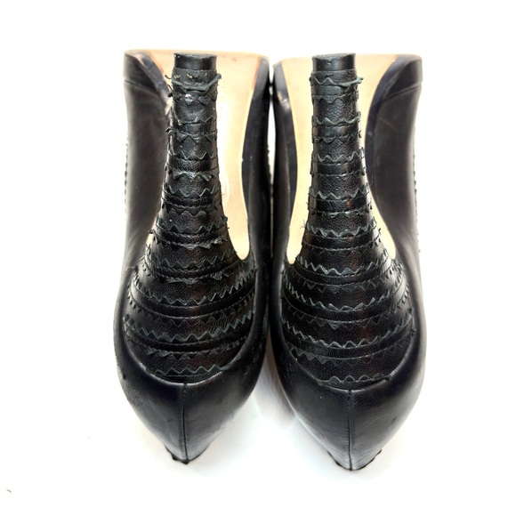 Ferragamo Black Leather Scalloped Heels | 6 - Picture 8 of 12